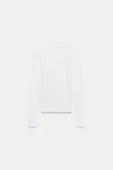 Camiseta de manga larga con cuello redondo y corte ajustado, confeccionada en tejido de mezcla de algodón suave.