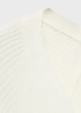 Jersey Seseta de punto fino y canalé, de diseño entallado con cuello en V y manga larga.
