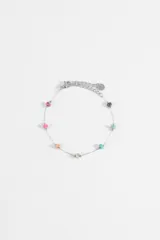 Pulsera de cadena de acero con pequeños abalorios de piedra natural multicolor distribuidos a lo largo del diseño.