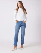 Jean recto de tiro medio, color celeste claro, con puños doblados.