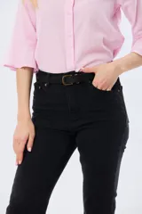 Pantalón de jean de corte recto y calce relajado, confeccionado en algodón con elastano.