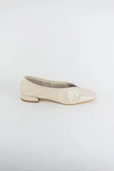 Mocasines de cuero metalizado color gris, con diseño de punta cuadrada y costura central fruncida en la capellada.