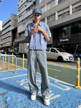 Jean de corte baggy con diseño de paneles laterales y costuras reforzadas, en tono gris lavado con efecto desgastado.