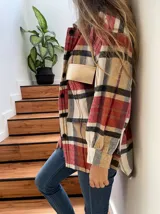 Sobre camisa a cuadros con bolsillos frontales con solapa en cuero.