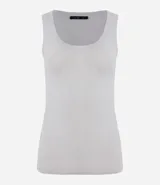 Blusa musculosa de punto ligero texturizado, color blanco, con cuello redondo y breteles anchos.