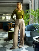 Pantalón palazzo de satén con tiro alto, pretina con pasadores, cierre y botón frontal, y elástico en la parte trasera. Cuenta con bolsillos laterales verticales.