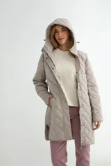 Campera acolchada negra con diseño de rombos, cierre frontal con cremallera y botones a presión, y capucha integrada.