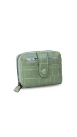 Tarjetero compacto con cierre perimetral y diseño de textura tipo cocodrilo. Cuenta con una presilla frontal con botón a presión y múltiples compartimentos internos para tarjetas.