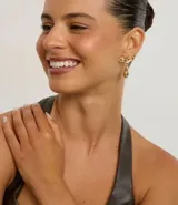 Kit de tres pares de caravanas de metal reciclado. Incluye un par pequeño en formato de pétalo, un par en formato de hoja y un par en formato de flor. Todas las caravanas son doradas, tienen cierre de tornillo y superficie irregular con relieve.