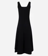 Vestido midi evasé color azul, sin mangas, con escote cuadrado, breteles medianos y recortes verticales. Fabricado por la marca Cortelle en mezcla de viscosa, poliamida y elastano con forro de poliéster.