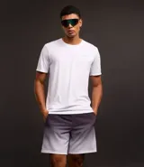Bermuda deportiva masculina, color verde azulado con efecto degradé, cintura elástica con cordón de ajuste interno y forro de tela.