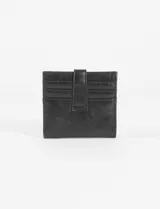 Tarjetero de cuero vegano con acabado brillante, cierre con solapa y broche a presión. Cuenta con ranuras para tarjetas y detalle de logo metálico en la parte frontal.