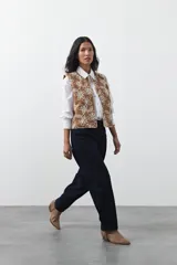 Jean de corte barrel con silueta curva y volumen controlado, de tiro medio y color negro. Presenta un diseño que se ensancha en la pierna y se ajusta levemente en el bajo, con cierre frontal y bolsillos laterales.