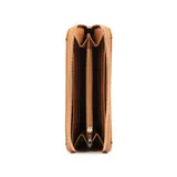 Billetera de símil cuero color habano con cierre perimetral.