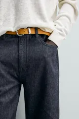 Jeans de corte recto en denim azul oscuro, con mezcla de algodón y cáñamo sin lavados. Presenta diseño de cinco bolsillos, tiro medio y cierre frontal con cremallera y botón.