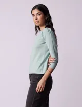 Buzo tejido en hilado fino color blanco, marca Vila Milano. Manga ¾ con pliegue en hombro.