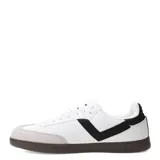 Championes urbanos Pony modelo Moma, de diseño retro con capellada blanca en material sintético y detalle de gamuza gris en la puntera. Presenta el logo de la marca en negro con letras doradas y suela de goma color marrón oscuro.