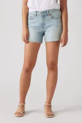 Short de jean celeste con tiro alto, corte a la rodilla y ruedo desflecado.