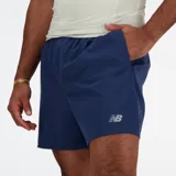 Short de running New Balance Essentials de hombre, color azul marino, con calzoncillo interno de crepé antimicrobiano, bolsillos laterales y tecnología NB DRY para control de la humedad.