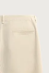 Pantalón chino regular fit de color negro, confeccionado en tejido de algodón. Cuenta con bolsillos frontales, detalle de bolsillo cerillero, bolsillos traseros de doble vivo y cierre frontal con cremallera y botón.