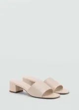 Sandalia de tacón bloque color beige, con diseño de tira ancha en el empeine, puntera cuadrada y estilo destalonado.