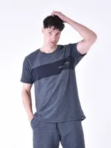 Remera gris con una franja horizontal negra en el pecho y logo estampado en la parte superior derecha.