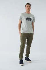 Pantalón de jogging verde militar de felpa, con logo estampado y en goma, bolsillos con cierre, cierres en los tobillos, cintura ajustable y puños.