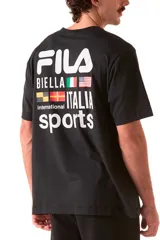 Remera Fila Sport International Over de color negro con calce oversize. Presenta en la espalda un gran estampado gráfico con el logotipo de la marca, las inscripciones 'Biella', 'Italia' y 'sports', acompañadas de banderas de diferentes países.