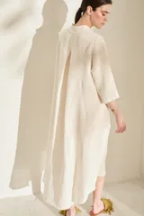 Túnica midi marrón de lino, con cuello mao, cierre frontal con botones y bolsillos laterales.