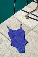 Traje de baño entero color azul eléctrico con escote en U, tiras finas ajustables y corte bajo el busto.