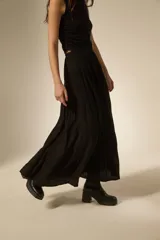 Falda larga de corte amplio con diseño de frunces horizontales y caída fluida.