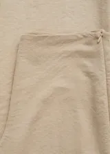 Pantalón de corte recto y diseño fluido, confeccionado en una mezcla de viscosa y poliamida. Presenta un cierre de cremallera invisible en el lateral y un diseño largo.