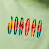 Remera de manga corta color verde lima, con cuello redondo y estampa frontal con la palabra 'JORDAN' en letras estilizadas con efecto degradado multicolor.
