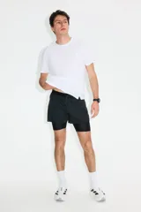 Remera deportiva de running en color blanco, confeccionada en tejido funcional DryMove™ de corte estándar con cuello redondo, detalles reflectantes y aberturas laterales en el bajo.