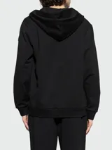 Campera de algodón con capucha, cierre frontal completo y logo de la marca sutilmente estampado en el pecho. Diseño minimalista de corte estándar con puños y ruedo acanalados.