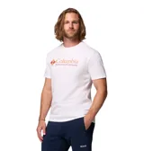 Remera de algodón blanca de manga corta con cuello redondo y ajuste regular. Presenta el logo de la marca estampado en el pecho en tonos naranja y amarillo.