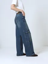 Pantalón de jean azul de corte wide leg con bolsillos cargo laterales.