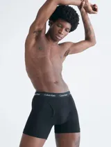 Pack de tres calzoncillos tipo boxer brief de algodón elástico, color negro, con cintura elástica distintiva de la marca Calvin Klein.