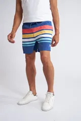 Short de baño con cintura elástica y cordón ajustable, confeccionado en tela ligera de secado rápido. Presenta un estampado botánico integral en tonos amarillos, blancos y azules, con dos bolsillos delanteros y uno posterior.