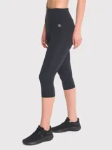 Calza deportiva tipo capri de tiro alto, color negro, con ajuste regular y diseño minimalista.