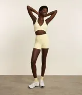 Bermuda deportiva de tiro alto, confeccionada en microfibra lisa de color amarillo claro. Presenta un diseño ajustado tipo biker, ideal para actividades físicas de alto rendimiento.