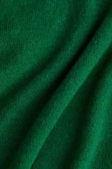 Buzo de tejido suave con lana, de corte holgado con hombros caídos, cuello redondo, puños y bajo acanalados.