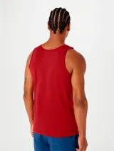 Musculosa de corte slim, color rojo, con cuello redondo y sisas amplias.