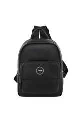 Mochila Moda Trendy de cuero sintético negro, con compartimento principal con cierre, bolsillo frontal con cierre y aplique circular con el logo de la marca. Cuenta con asa superior y correas ajustables.