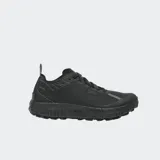 Championes de running Norda 001A, color negro, diseñados para ultradistancia. Presentan una construcción técnica con tejido Dyneema biocircular, entresuela de Arnitel TPEE para retorno de energía y suela Vibram con tecnología Litebase y Megagrip con tacos de 5 mm.