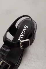 Sandalias de plataforma con taco cuadrado y textura croco, tiras con hebillas metálicas y diseño en T.