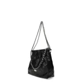 Cartera tipo bolso de hombro color plateado metalizado, con diseño acolchado y pespuntes en forma de rombos. Cuenta con un fruncido en la parte superior y una cadena metálica plateada como correa.