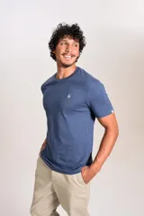 Remera de manga corta color azul, con cuello redondo y logo de la marca bordado en el pecho.