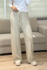 Pantalón tipo palazzo de tejido de punto, color gris melange, con cintura elástica ajustable mediante cordón y detalle de franjas laterales acanaladas.