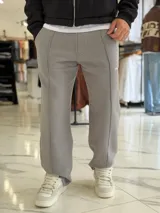 Pantalón jogging oversize de felpa, color gris, de corte recto y diseño cómodo con costuras frontales en relieve.